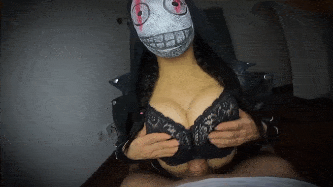 Телка в маске дрочит хуй большим сиськами