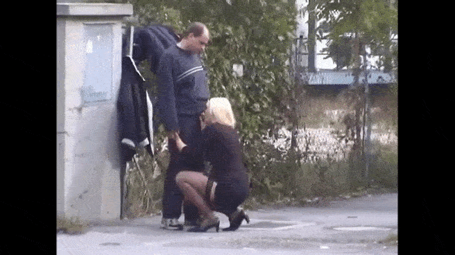 Проститутка отсасывает член мужика прямо на улице