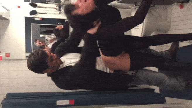 Незнакомый мужик долбит жену в туалете, а муж снимает на видео