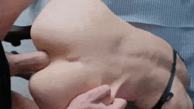 Шикарная девочка трахается в анал, а сперма обжигает попку