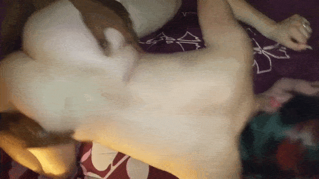 Негр трахает белую милфу и накачивает киску спермой до краев