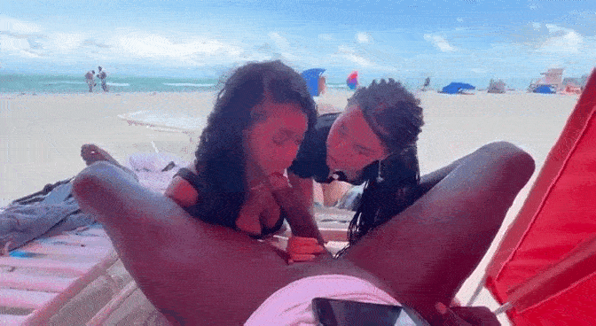 Две негритянки вместе отсасывают огромный черный член негра на пляже