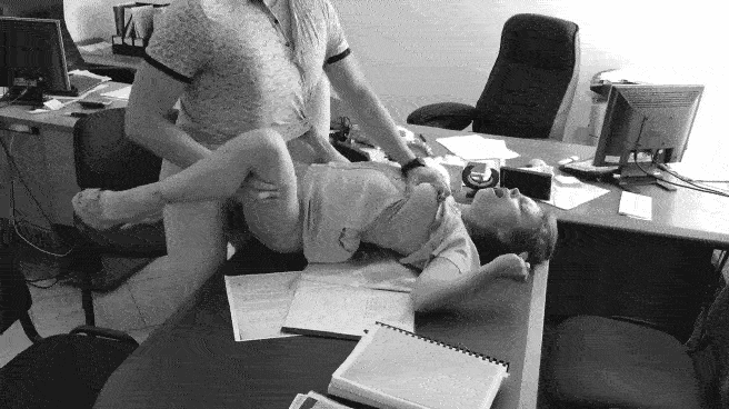 Шев трахает секретаршу на рабочем столе и кончает на жопу