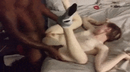 Негр уничтожает маленькую киску худой девушки