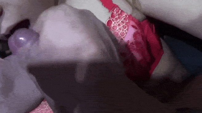 Любовница отсасывает член в машине и глотает всю сперму