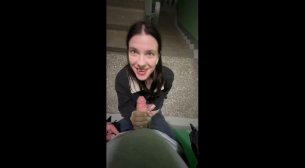 Я тебе сегодня на лицо кончу. Так и поедешь на такси. Русский минет в подъезде с разговорами