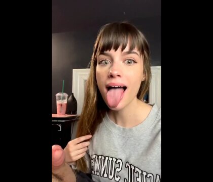 Молодая красотка отсосала хуй перед камерой, а сперма вся в ротик