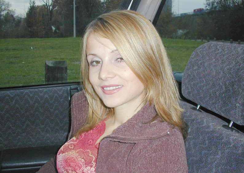 Пьяненькая жена засовывает в жопу толстый дилдо в машине США (15 фото)