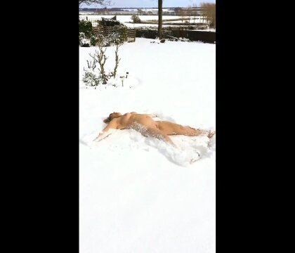 Зрелая баба балуется голышом в снегу