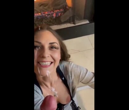 Спустил веселой подруге на лицо