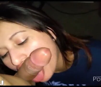 Красотка сосет мой хуй, аж сладко причмокивая от удовольствия