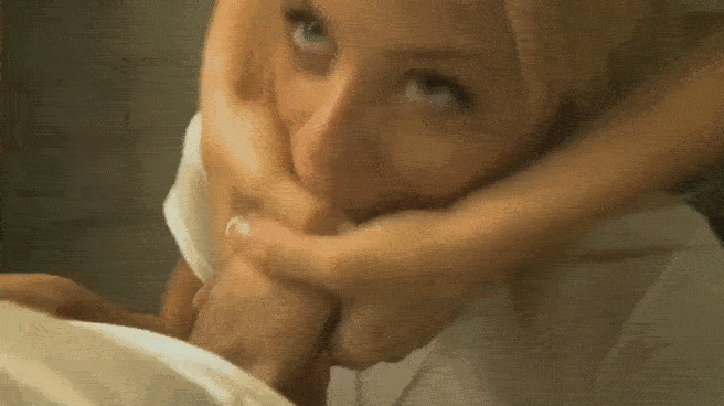 Подрочила большой член подруге в рот, а та наглоталась спермы