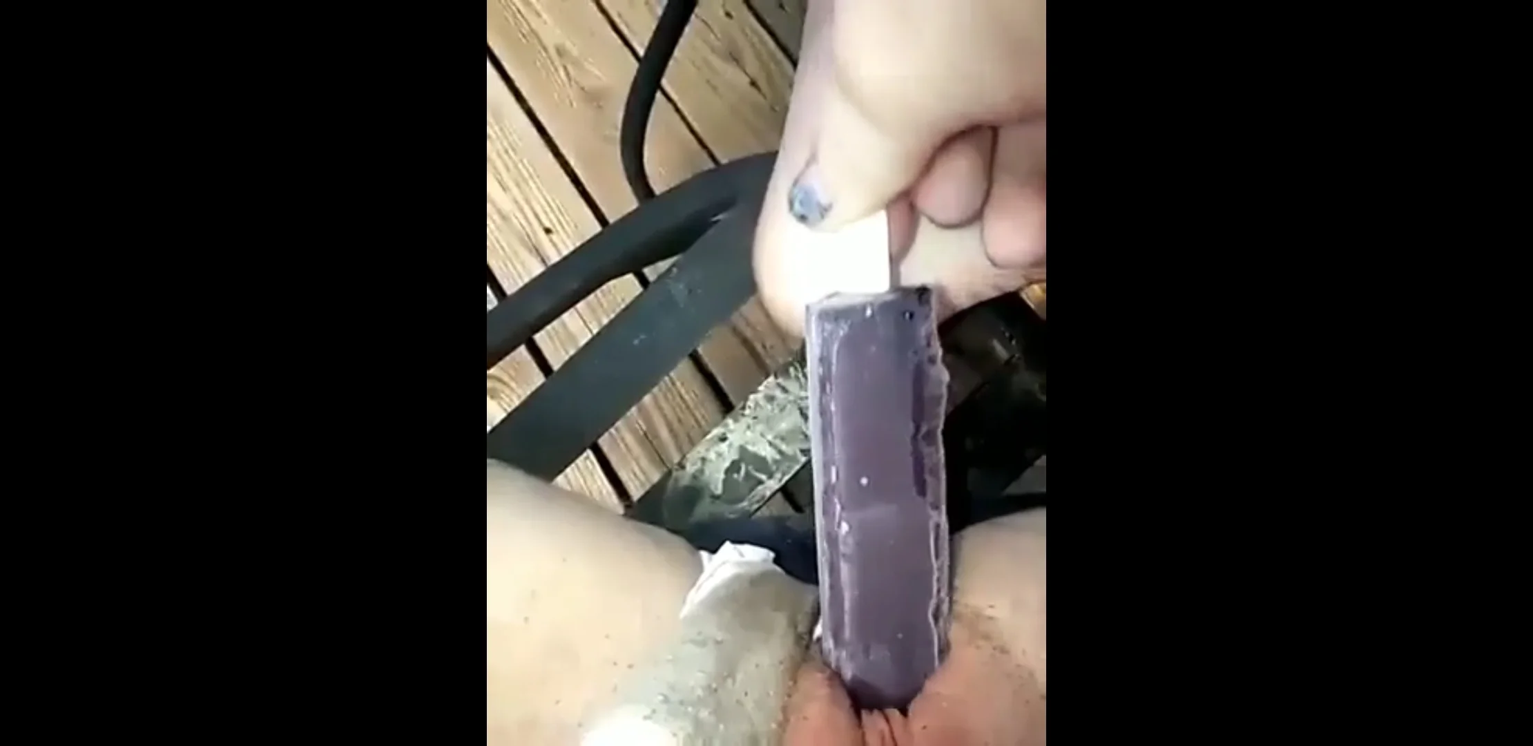 Засунула мороженое во влагалище