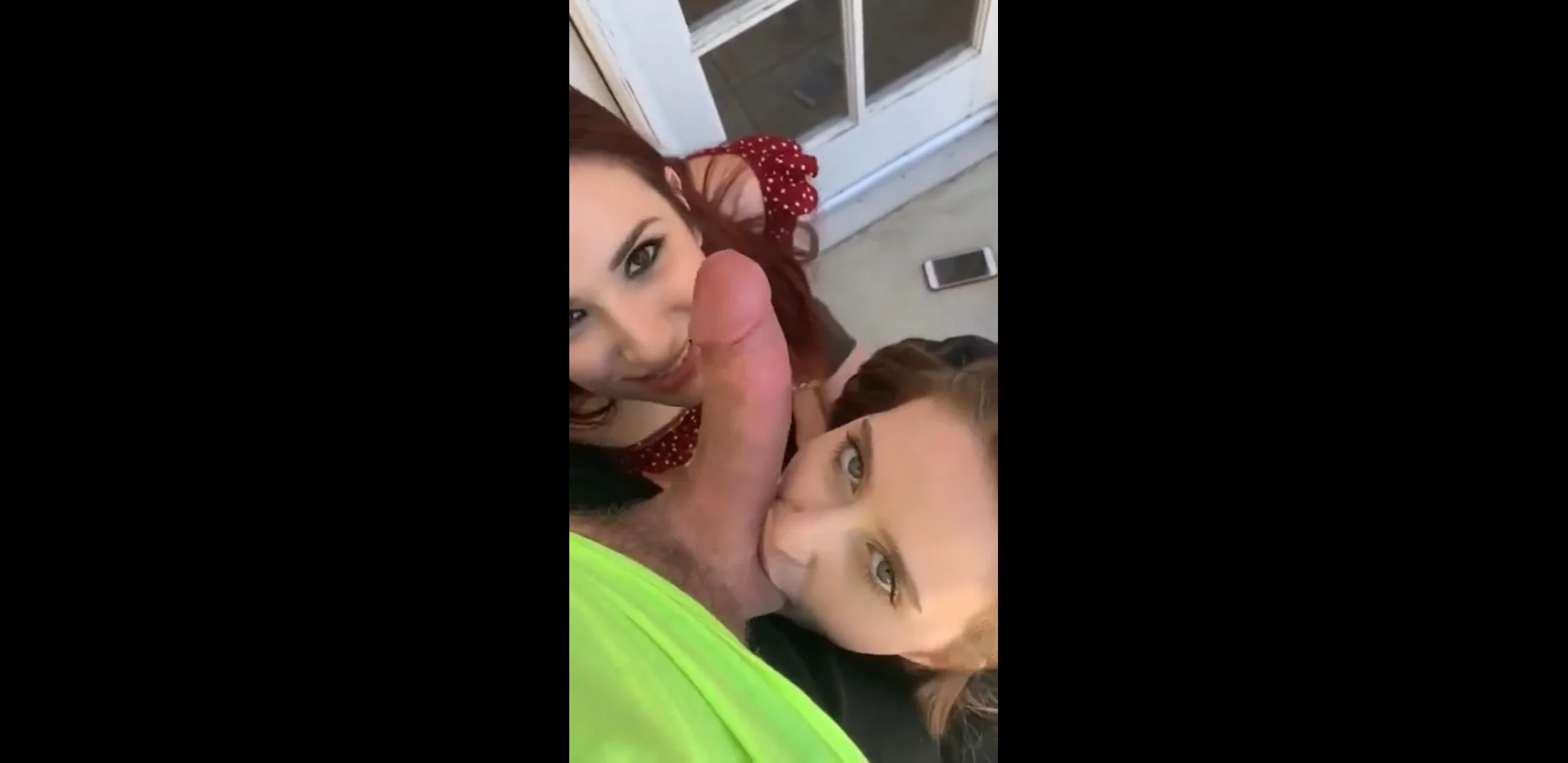 Две красотки ласкают обрезанный член парня