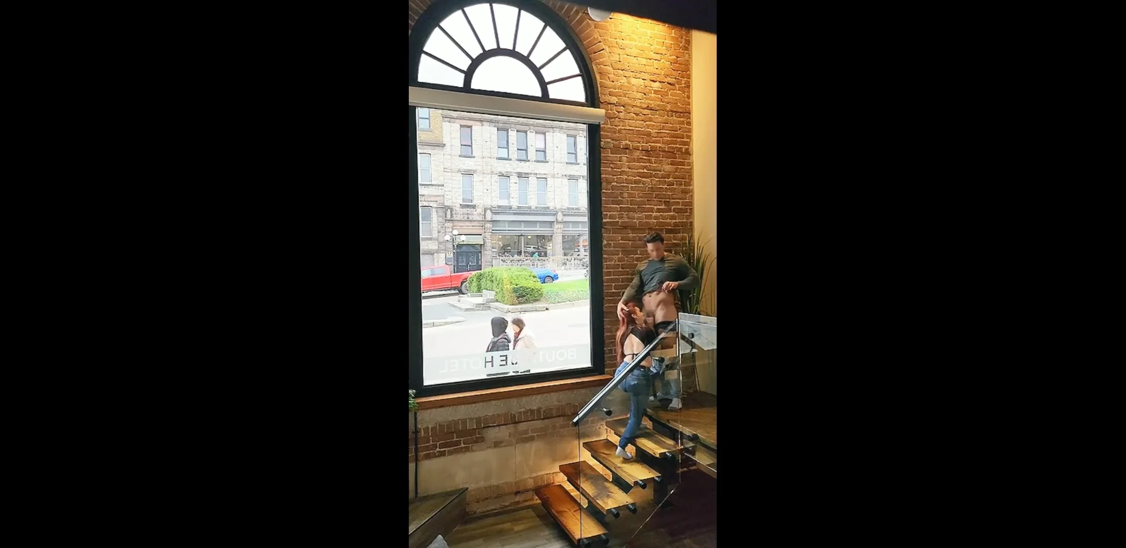 Жопастая телка делает минет мужику в музее